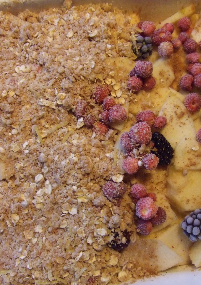 Una foto de Crumble de manzana con fresitas del bosque y moras