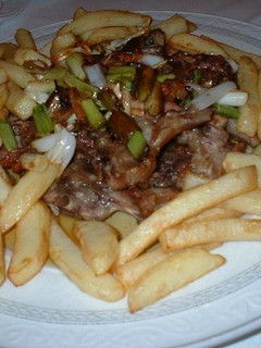 Una foto de Chuletas de cerdo con ajetes y patatas