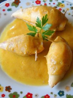 Una foto de Calamares rellenos en salsa de zanahoria