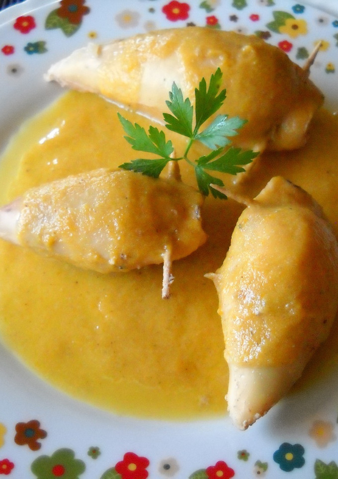 Una foto de Calamares rellenos en salsa de zanahoria