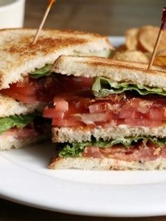 Una foto de Sandwich de beicon, lechuga y tomate