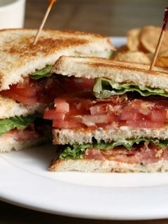 Una foto de Sandwich de beicon, lechuga y tomate