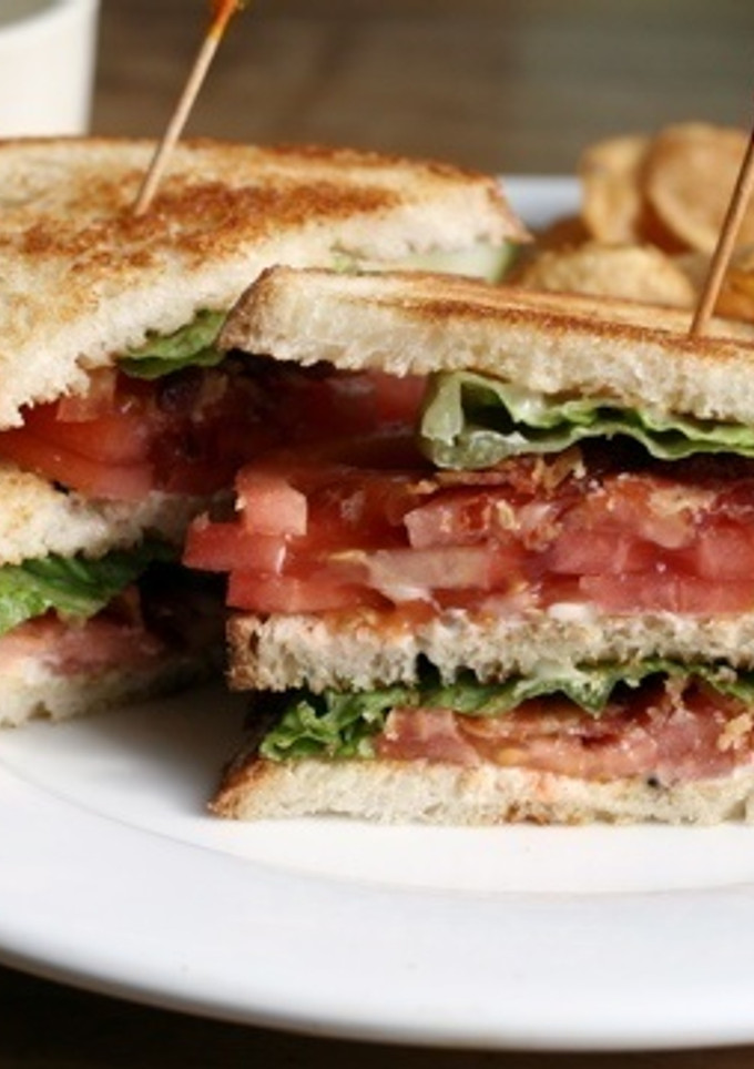 Una foto de Sandwich de beicon, lechuga y tomate
