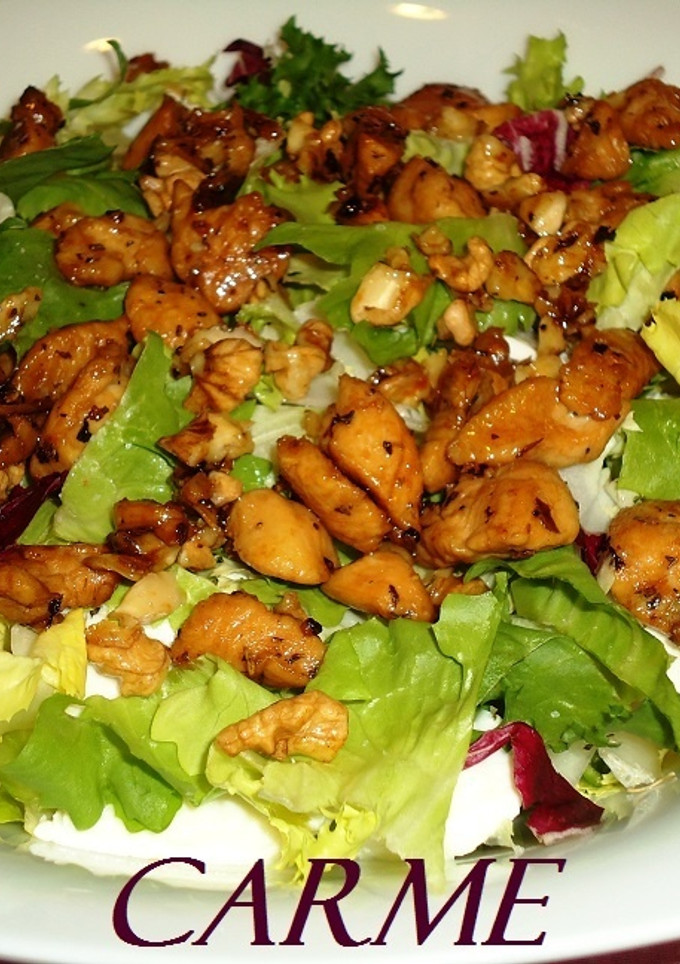 Una foto de Ensalada de pollo con salsa de soja y queso fresco