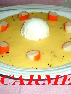 Una foto de Sopa fría de piña y palitos de mar