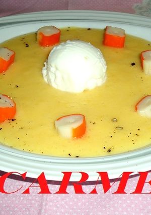 Una foto de Sopa fría de piña y palitos de mar