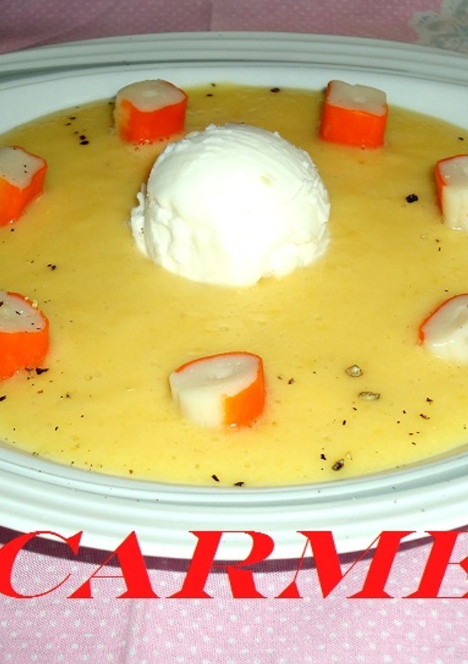 Una foto de Sopa fría de piña y palitos de mar