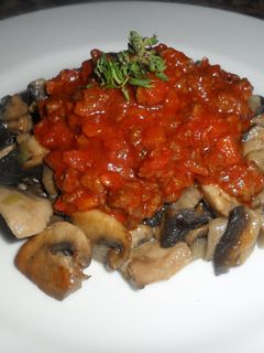 Una foto de Champiñones salteados con salsa de tomates frescos