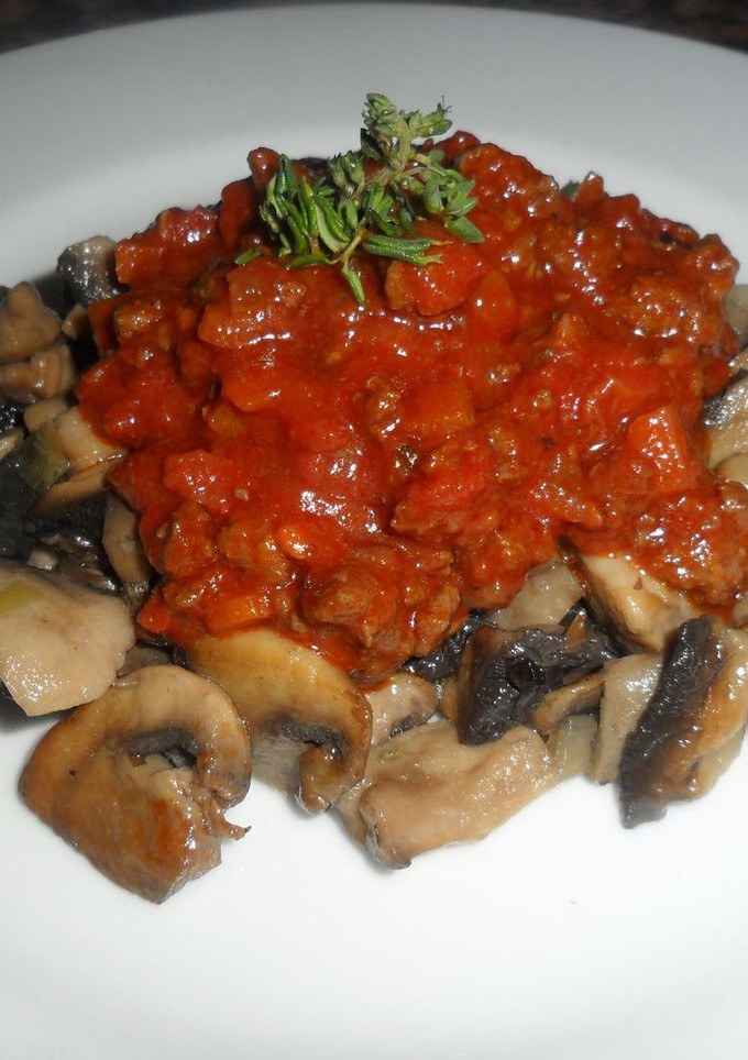 Una foto de Champiñones salteados con salsa de tomates frescos 