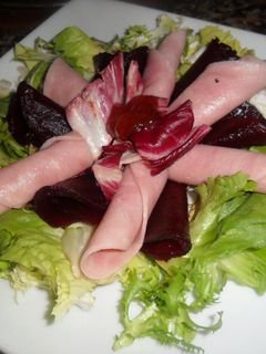 Una foto de Lechugas variadas con rollitos de remolacha y jamón york