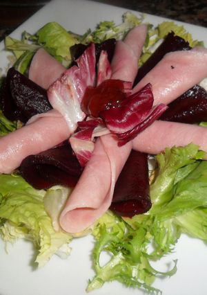 Una foto de Lechugas variadas con rollitos de remolacha y jamón york