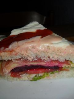 Una foto de Bocadillo con serrano, queso y remolacha