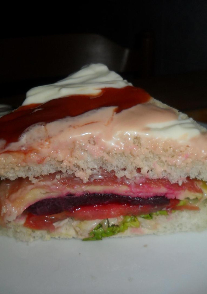 Una foto de Bocadillo con serrano, queso y remolacha