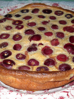 Una foto de Clafoutis de cerezas tradicional