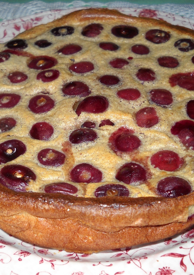 Una foto de Clafoutis de cerezas tradicional
