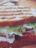 Sándwich de pavita con lechuga, bacón y queso