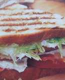 Sándwich de pavita con lechuga, bacón y queso
