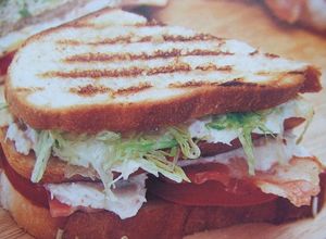 Foto principal de Sándwich de pavita con lechuga, bacón y queso