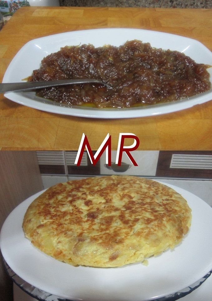Una foto de Tortilla de patatas con cebolla caramelizada