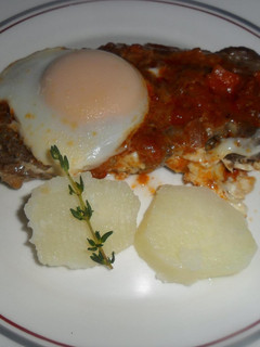 Una foto de Chuletas de cerdo con salsa de tomate y huevos