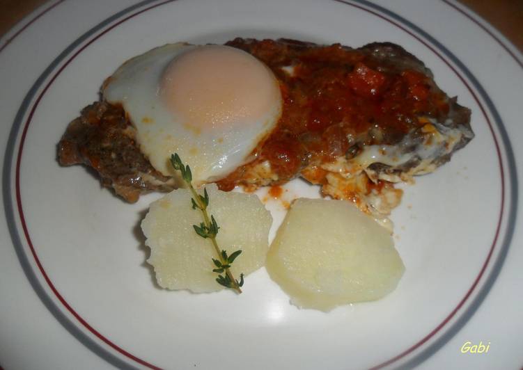 Chuletas de cerdo con salsa de tomate y huevos