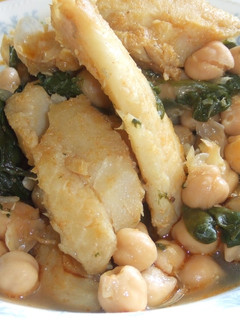 Una foto de Potaje de bacalao con garbanzos y espinacas
