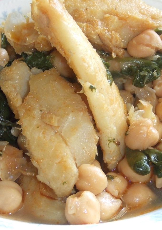 Una foto de Potaje de bacalao con garbanzos y espinacas