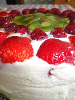Una foto de Tarta de mousse de mascarpone con frutas