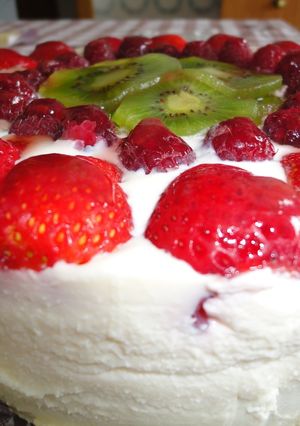 Una foto de Tarta de mousse de mascarpone con frutas
