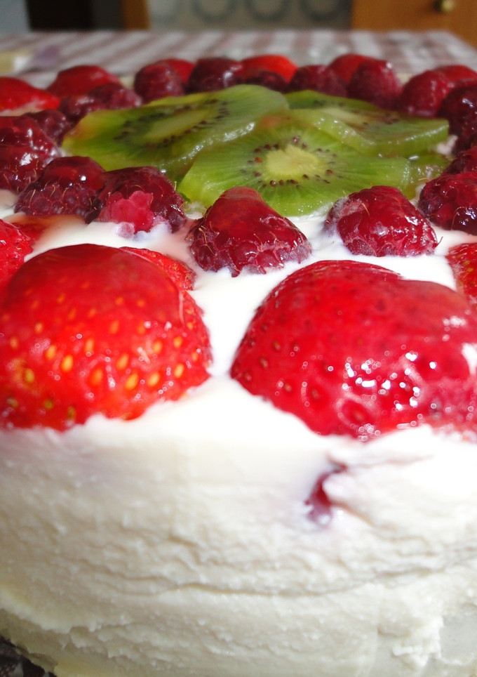 Una foto de Tarta de mousse de mascarpone con frutas
