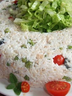 Una foto de Rosca de arroz frío con atún y guisantes