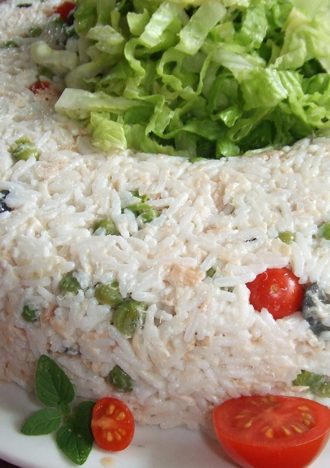 Una foto de Rosca de arroz frío con atún y guisantes