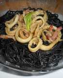 Espaguetis negros con anillas de pota y bacon