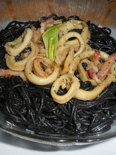 Una foto de Espaguetis negros con anillas de pota y bacon