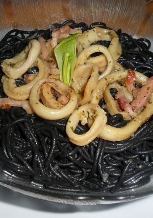 Una foto de Espaguetis negros con anillas de pota y bacon
