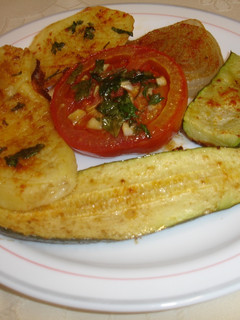 Una foto de Greixonera de casa con tomate maduro, calabacín, patata y cebolla