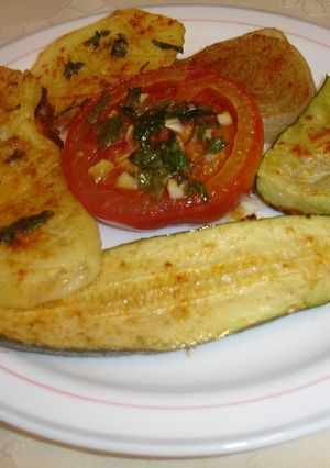 Una foto de Greixonera de casa con tomate maduro, calabacín, patata y cebolla
