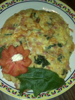 Una foto de Tortilla con papas, espinacas y jamón