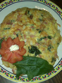 Una foto de Tortilla con papas, espinacas y jamón