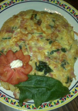Una foto de Tortilla con papas, espinacas y jamón