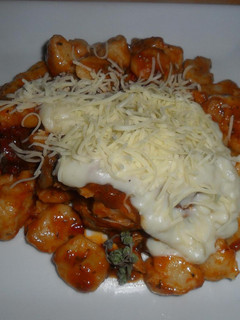 Una foto de Ñoquis caseros con salsas de tomate y bechamel