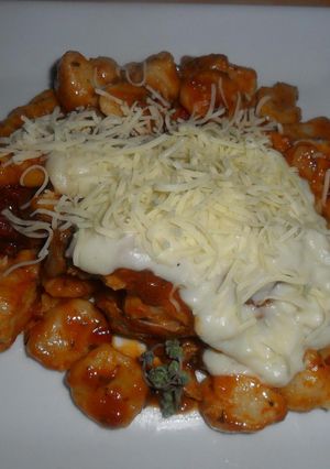 Una foto de Ñoquis caseros con salsas de tomate y bechamel