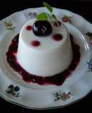 Panna cotta de coco con coulis de cerezas