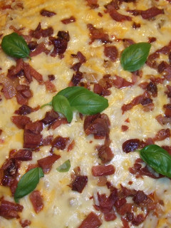 Una foto de Pizza integral a los tres quesos y taquitos de jamón de jabugo