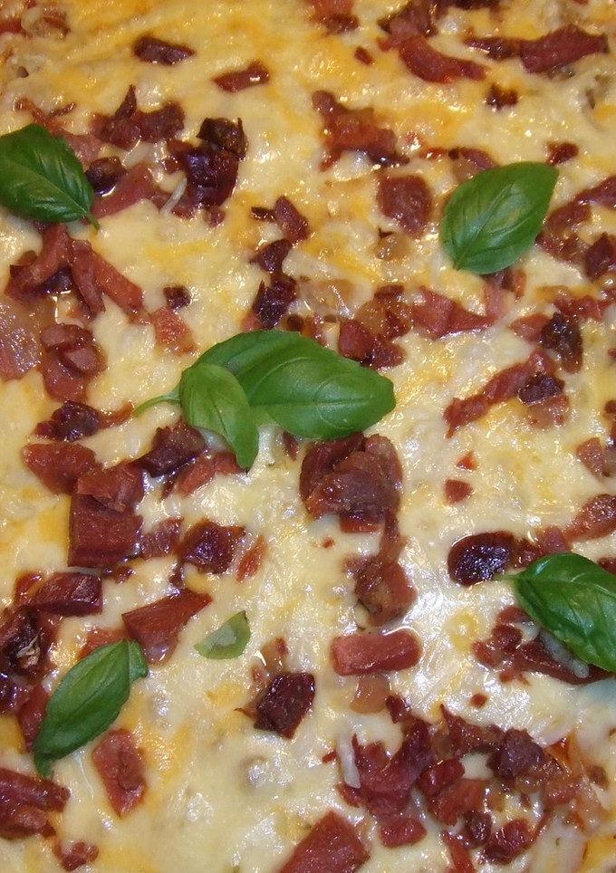 Una foto de Pizza integral a los tres quesos y taquitos de jamón de jabugo
