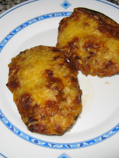 Una foto de Berenjenas rellenas de gambas y setas
