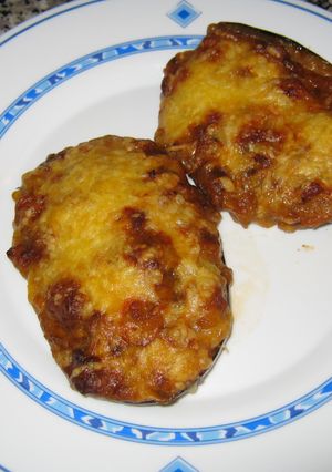 Una foto de Berenjenas rellenas de gambas y setas