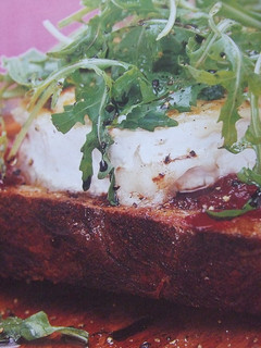 Una foto de Tosta de queso de cabra con rúcula y mermelada de frambuesas casera