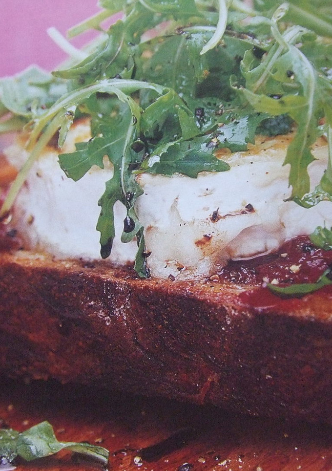 Una foto de Tosta de queso de cabra con rúcula y mermelada de frambuesas casera