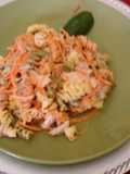 Ensalada de pollo y pasta de tornillo